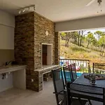Modern & Stylish With Private Pool - Four Bedroom With Pool Vila Tugare