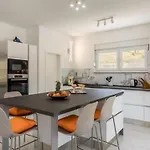Vila Modern & Stylish With Private Pool - Four Bedroom With Pool Tugare