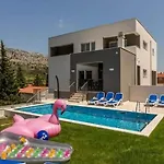 Modern & Stylish With Private Pool - Four Bedroom With Pool *