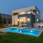 Modern & Stylish With Private Pool - Four Bedroom With Pool Vila Tugare
