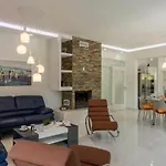 Vila Modern & Stylish With Private Pool - Four Bedroom With Pool Tugare