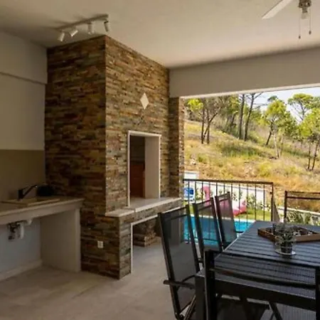 Modern & Stylish With Private Pool - Four Bedroom With Pool וילה Tugare