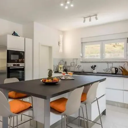 Villa Modern & Stylish With Private Pool - Four Bedroom With Pool Tugare