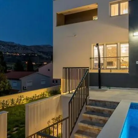 Modern & Stylish With Private Pool - Four Bedroom With Pool