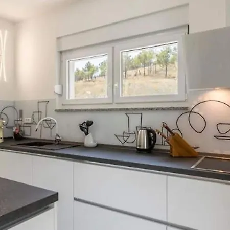 Villa Modern & Stylish With Private Pool - Four Bedroom With Pool Tugare