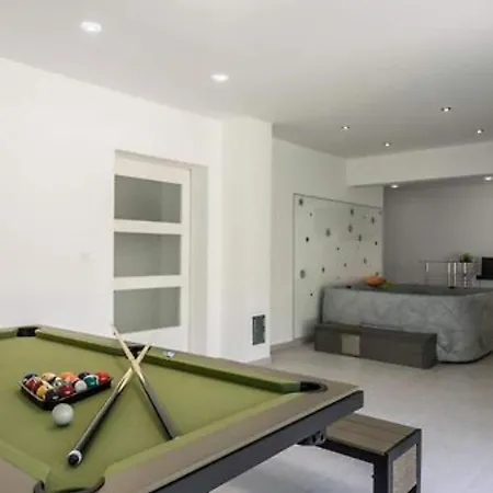 Modern & Stylish With Private Pool - Four Bedroom With Pool *