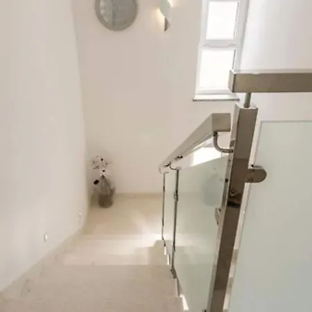 Villa Modern & Stylish With Private Pool - Four Bedroom With Pool Tugare