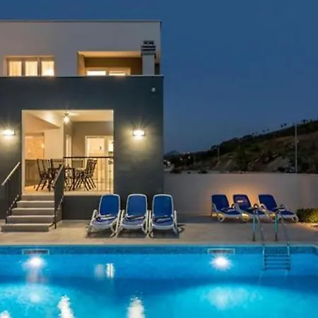 Modern & Stylish With Private Pool - Four Bedroom With Pool וילה