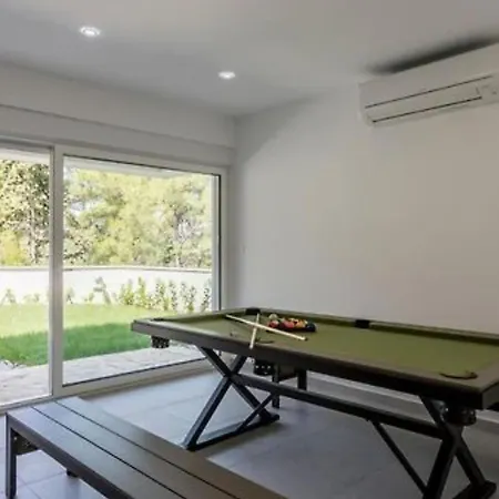 Modern & Stylish With Private Pool - Four Bedroom With Pool Villa Tugare