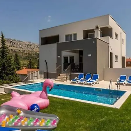 Modern & Stylish With Private Pool - Four Bedroom With Pool *