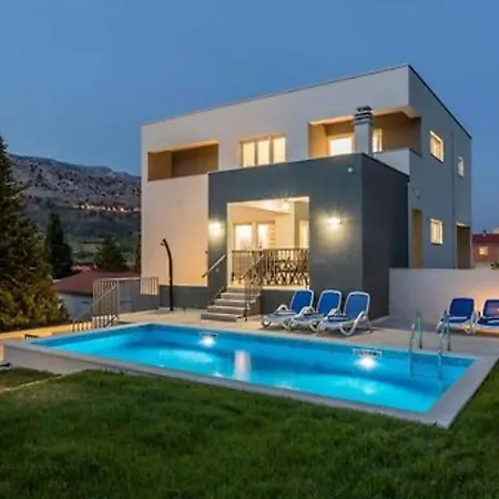 Modern & Stylish With Private Pool - Four Bedroom With Pool וילה Tugare