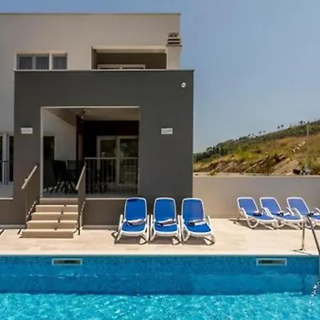 Modern & Stylish With Private Pool - Four Bedroom With Pool *
