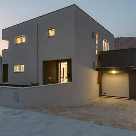 Modern & Stylish With Private Pool - Four Bedroom With Pool Tugare