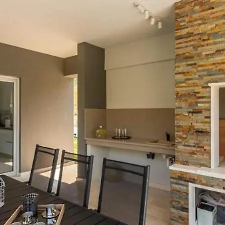 Modern & Stylish With Private Pool - Four Bedroom With Pool