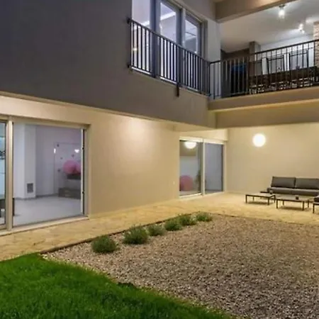 Modern & Stylish With Private Pool - Four Bedroom With Pool Villa Tugare