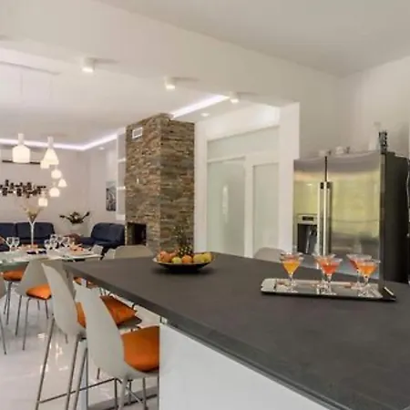Modern & Stylish With Private Pool - Four Bedroom With Pool Tugare