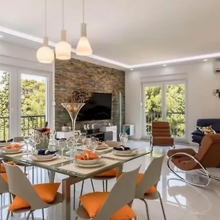 Modern & Stylish With Private Pool - Four Bedroom With Pool וילה *