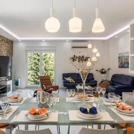 Modern & Stylish With Private Pool - Four Bedroom With Pool וילה *