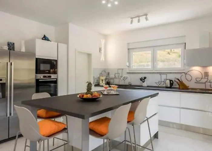 Villa Modern & Stylish With Private Pool - Four Bedroom With Pool Tugare