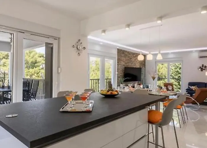 Villa Modern & Stylish With Private Pool - Four Bedroom With Pool