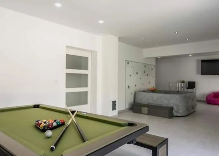 Modern & Stylish With Private Pool - Four Bedroom With Pool *