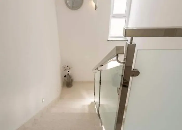 Villa Modern & Stylish With Private Pool - Four Bedroom With Pool Tugare