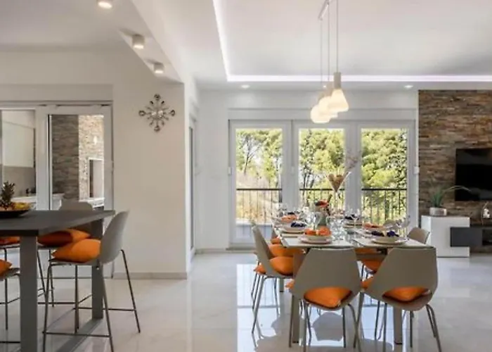 Villa Modern & Stylish With Private Pool - Four Bedroom With Pool *