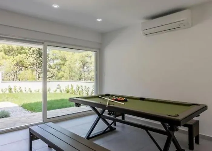 Modern & Stylish With Private Pool - Four Bedroom With Pool Villa Tugare