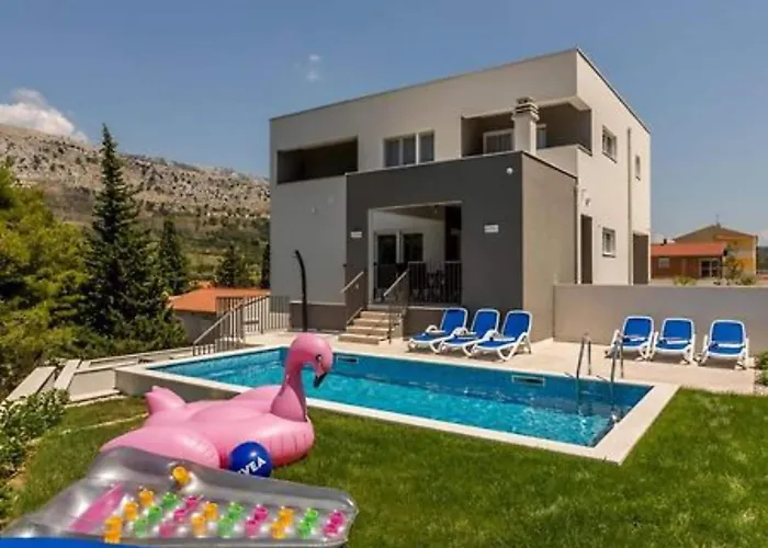 Modern & Stylish With Private Pool - Four Bedroom With Pool *