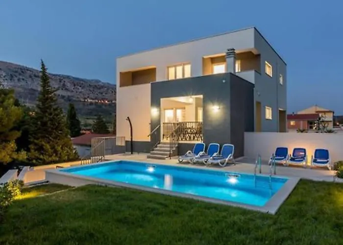 Modern & Stylish With Private Pool - Four Bedroom With Pool Villa Tugare