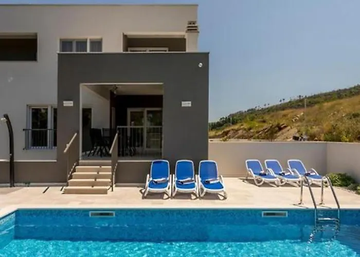 Modern & Stylish With Private Pool - Four Bedroom With Pool *