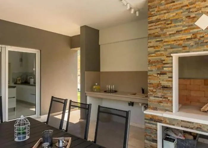 Modern & Stylish With Private Pool - Four Bedroom With Pool