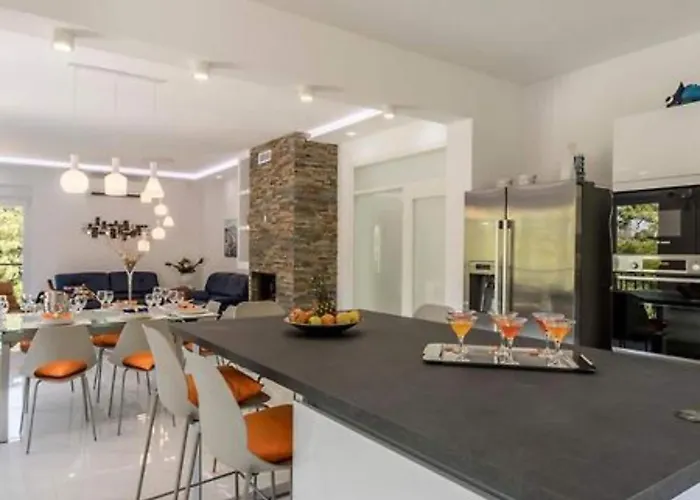 Modern & Stylish With Private Pool - Four Bedroom With Pool Tugare